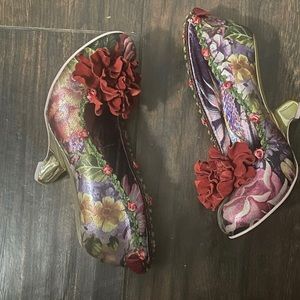 Used condition but soles in perfect condition. No box included size 7 1/2